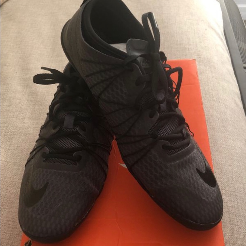 Womems 7.5 black and grey Nike 1.0 cross bionic 2